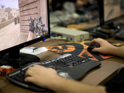 Σκότωσε τον γιο του επειδή περνούσε πολλές ώρες στο Ίντερνετ